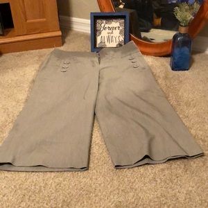 Larry Levine grey wide leg capri pants